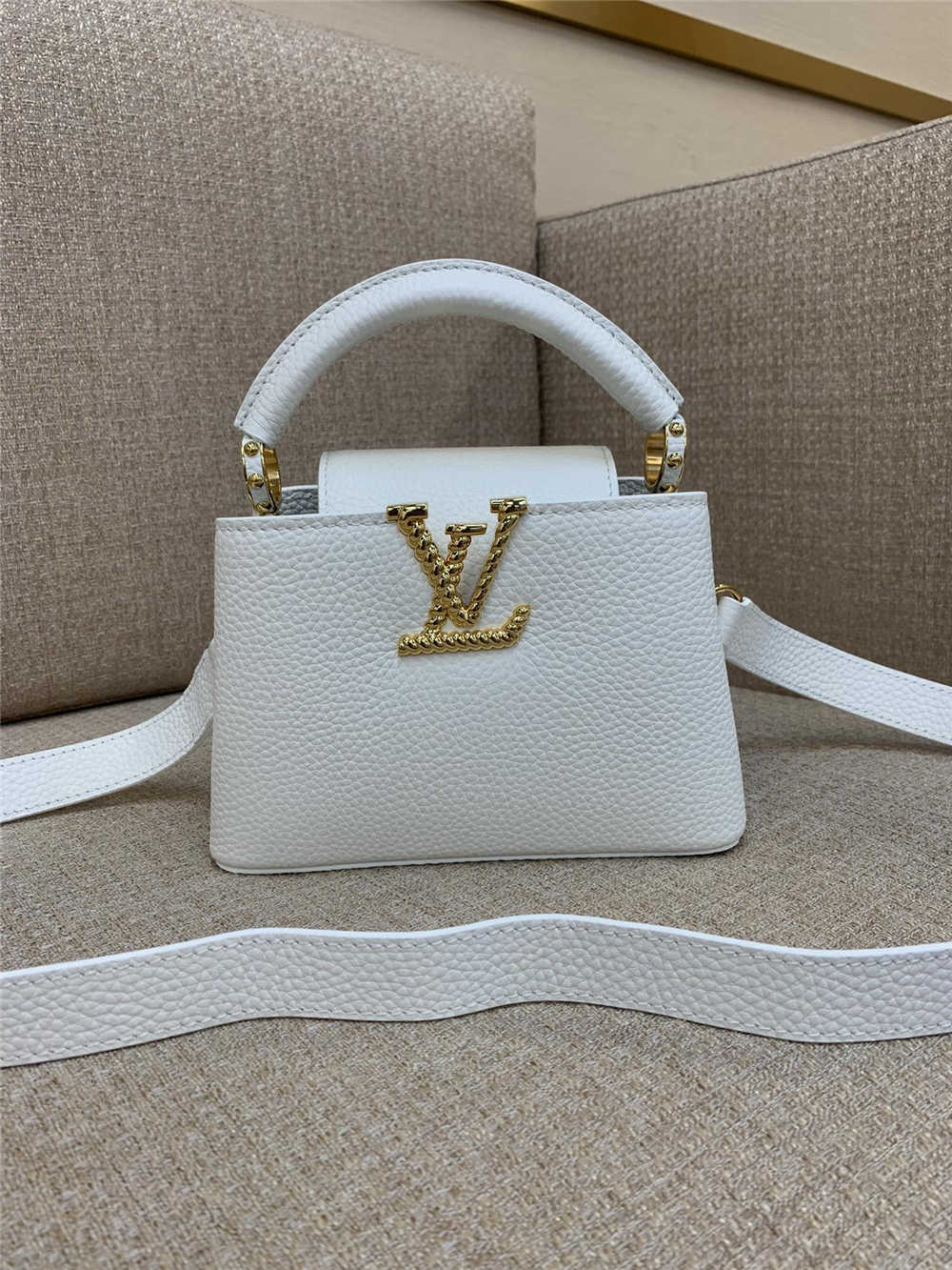 Louis Vuitton M24673 Capucines size:21 x 14 x 8cm 2025 new 